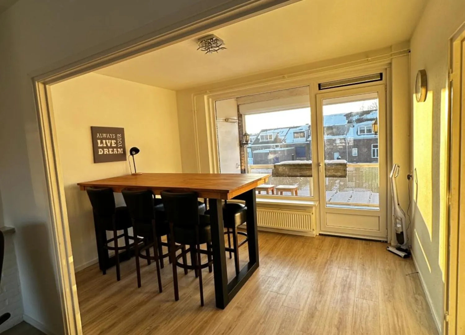 Lovely 2-Bedroom Apartment With Balcony location